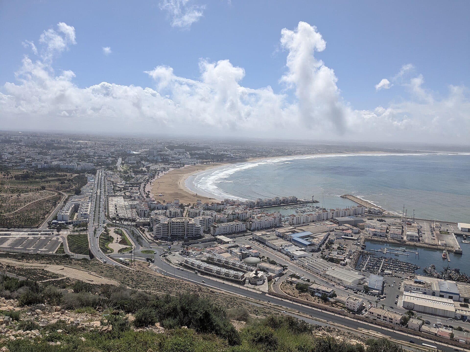De baai van Agadir met het lange strand, de jachthaven en de stad, gezien vanaf de heuvel van de kasbah