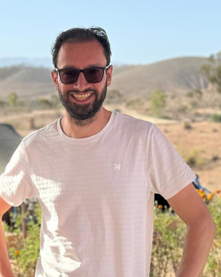Bas bij een tentenkamp in de woestijn bij Marrakesh