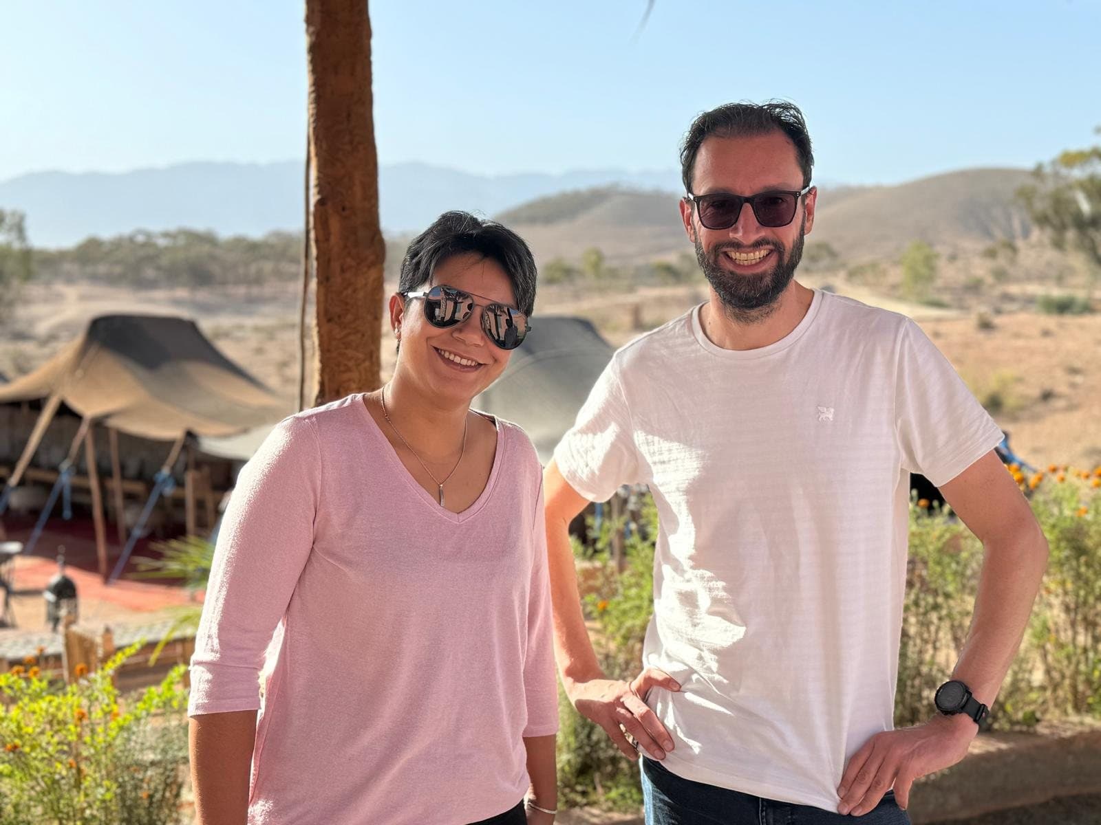 Soukayna en Bas bij een tentenkamp in de woestijn bij Marrakesh, met de Atlas op de achtergrond