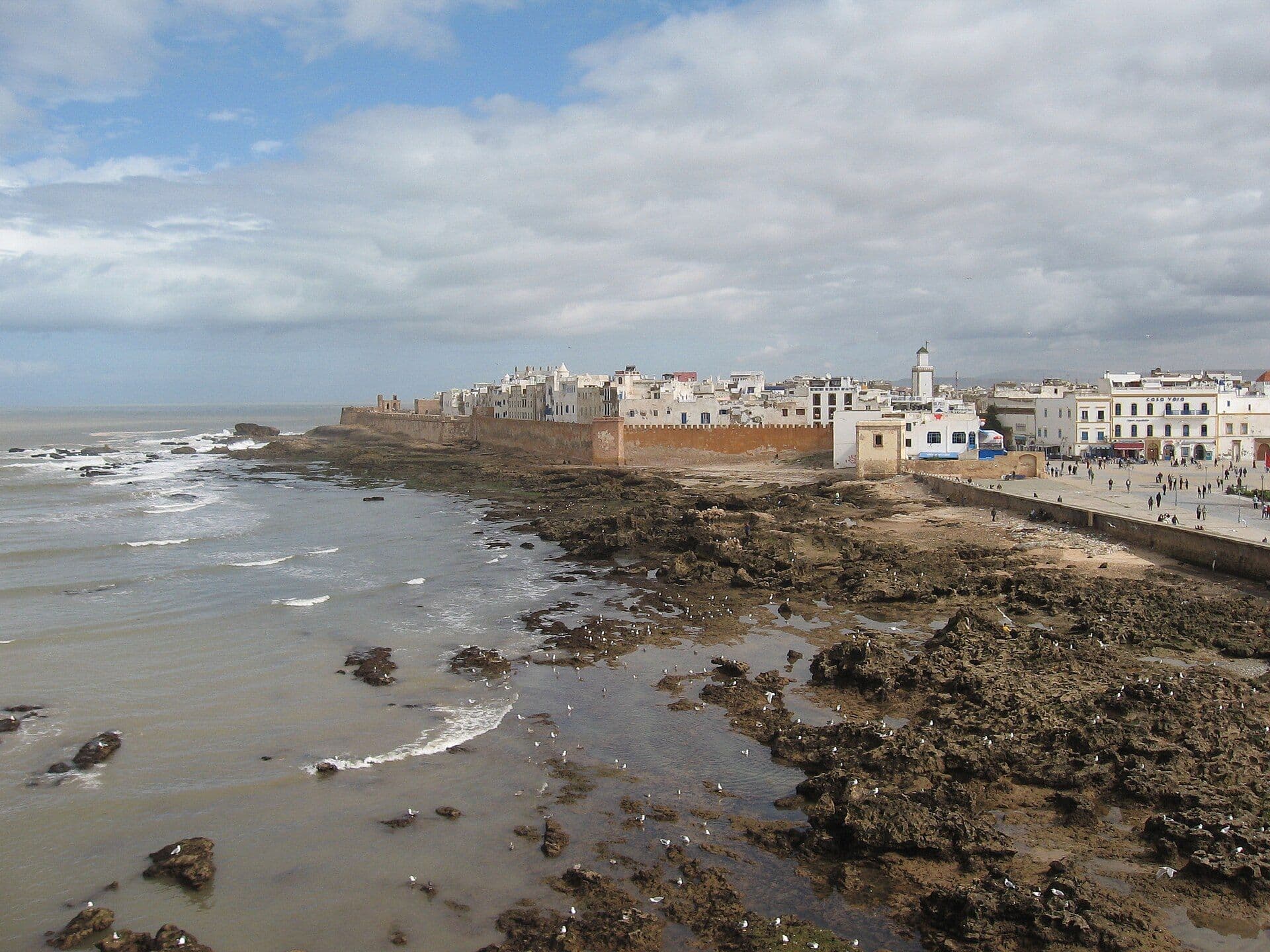 De stadsmuren van Essaouira aan de Atlantische Oceaan, met golven op de rotsen ervoor