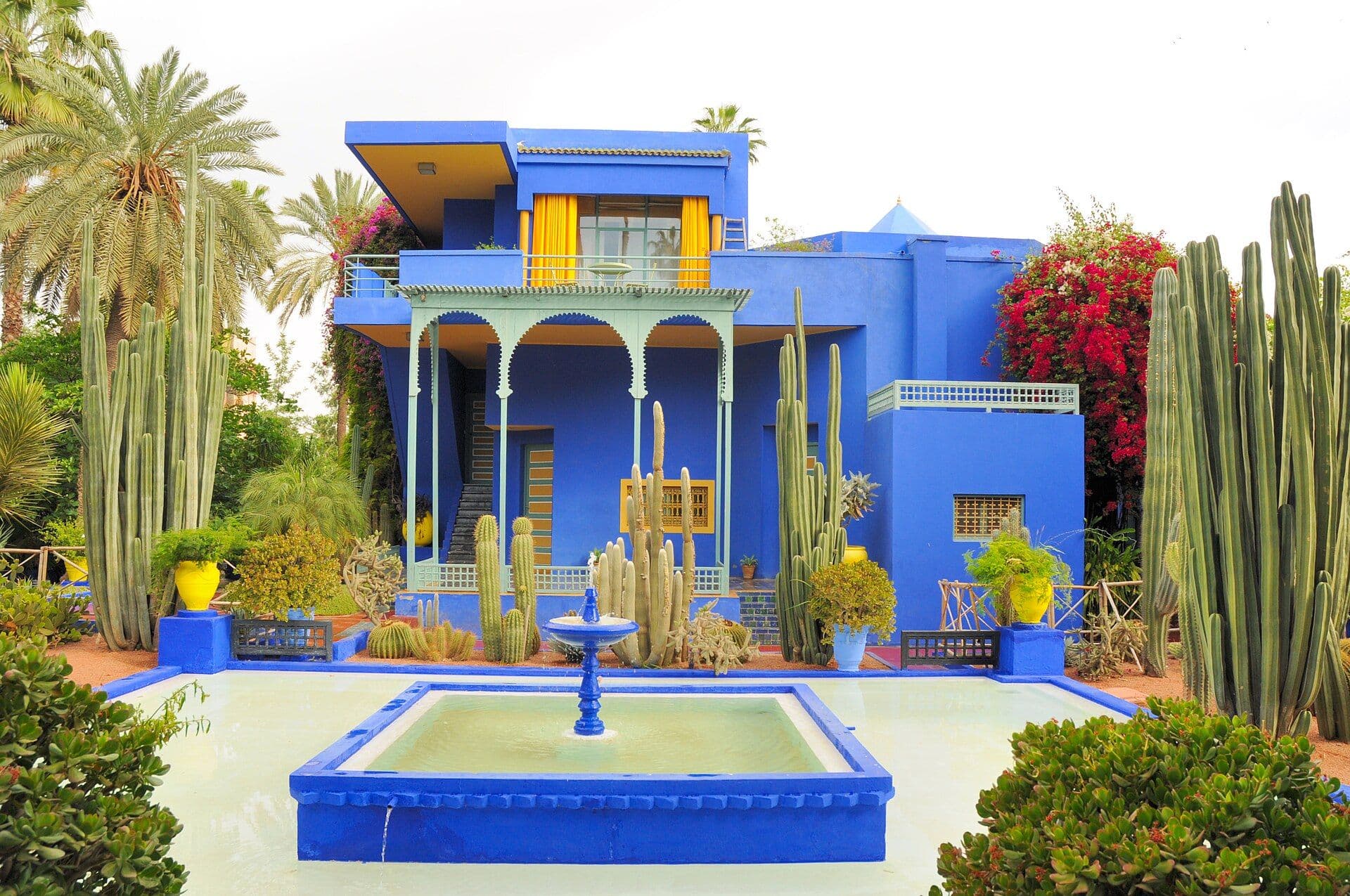 Het kobaltblauwe huis en de vijver in de Jardin Majorelle in Marrakesh