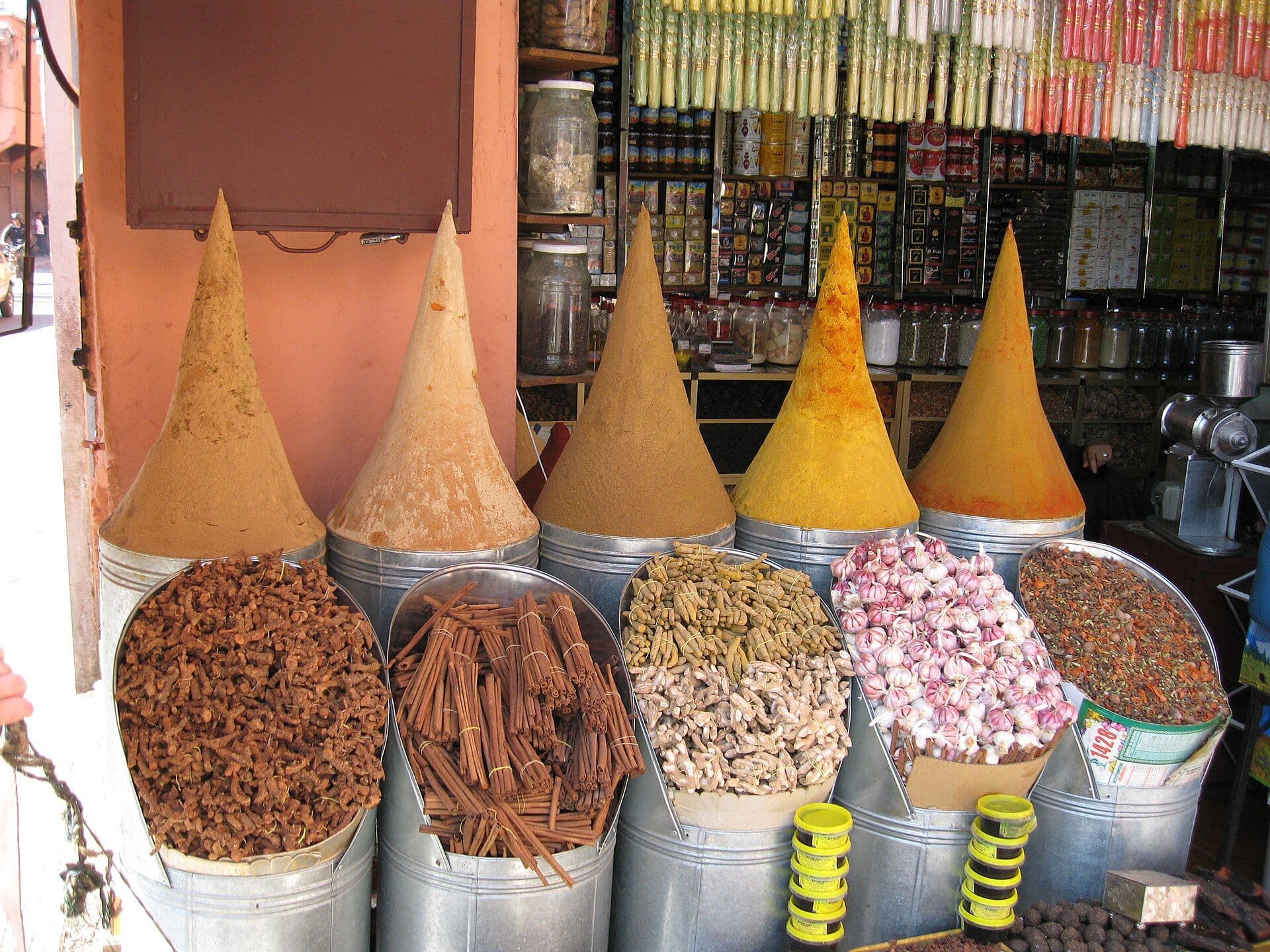Kleurrijke kegels van gemalen kruiden bij een kruidenwinkel in de souk van Marrakesh