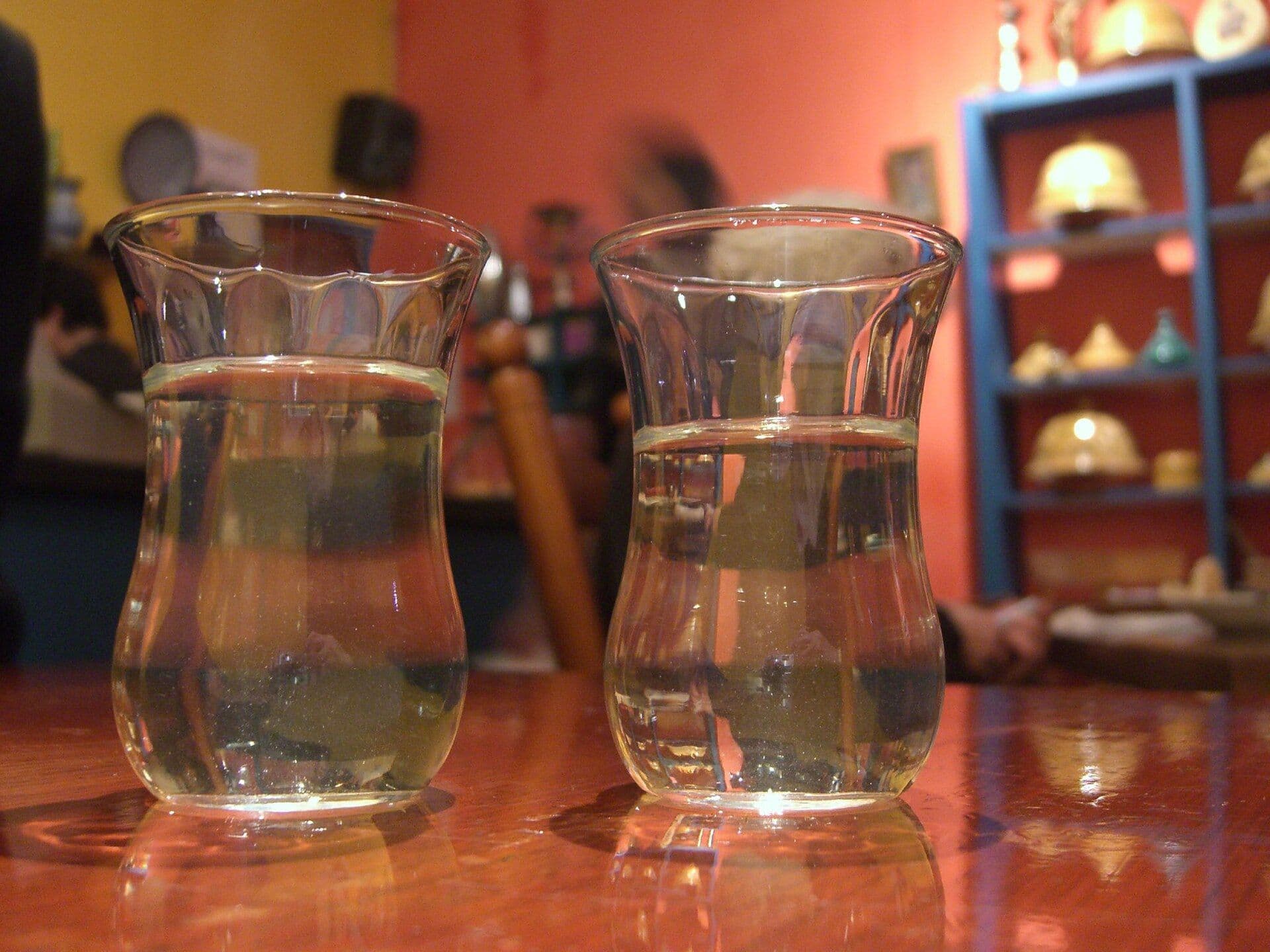 Twee glazen muntthee op een tafel