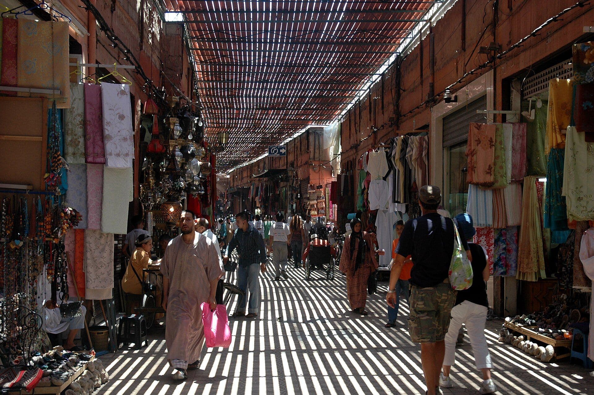Overdekte souk in Marrakesh met strepen zonlicht door het rieten dak
